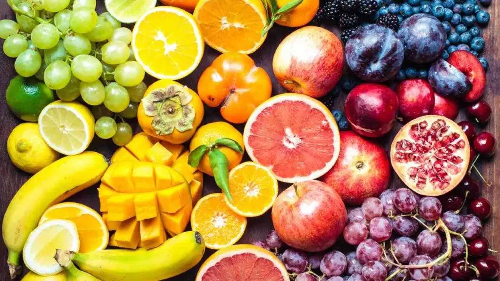 Mangiare solo frutta: cosa succede?