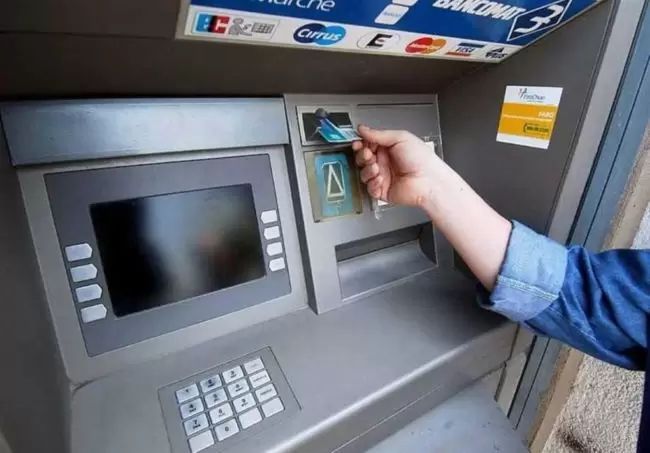 Attenzione alla banconota accanto all'ATM